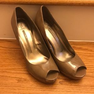 New Directions nude peep toe wedges